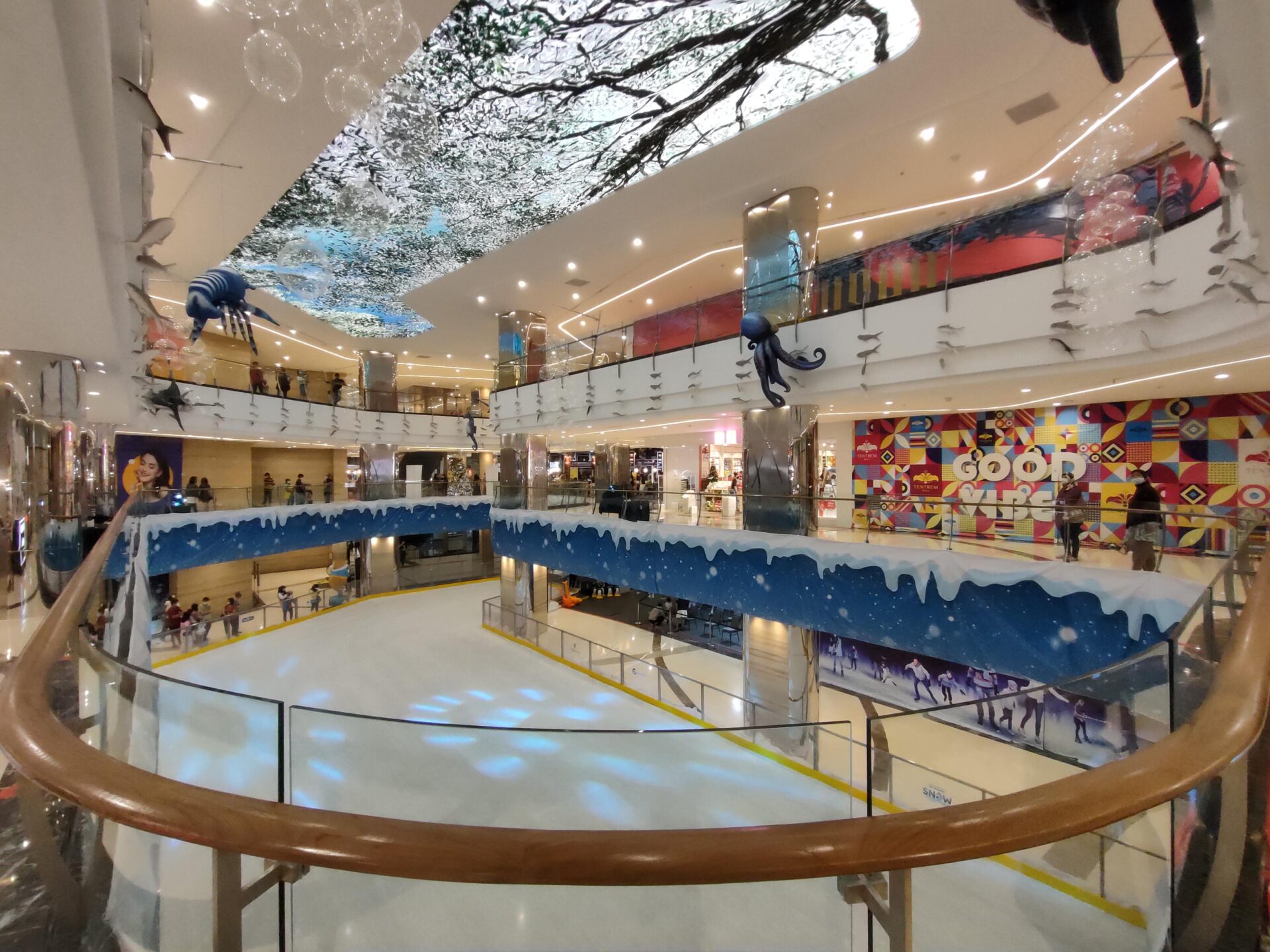 mall tentrem semarang Sensasi Wisata Berbelanja Di Bawah Ikan Hiu, Mall Tentrem Semarang