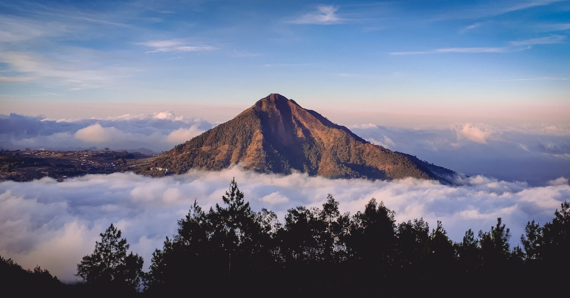 telomoyo semarang 5 Fakta Menarik Gunung Telomoyo Semarang, Sensasi Liburan Di Atas Awan